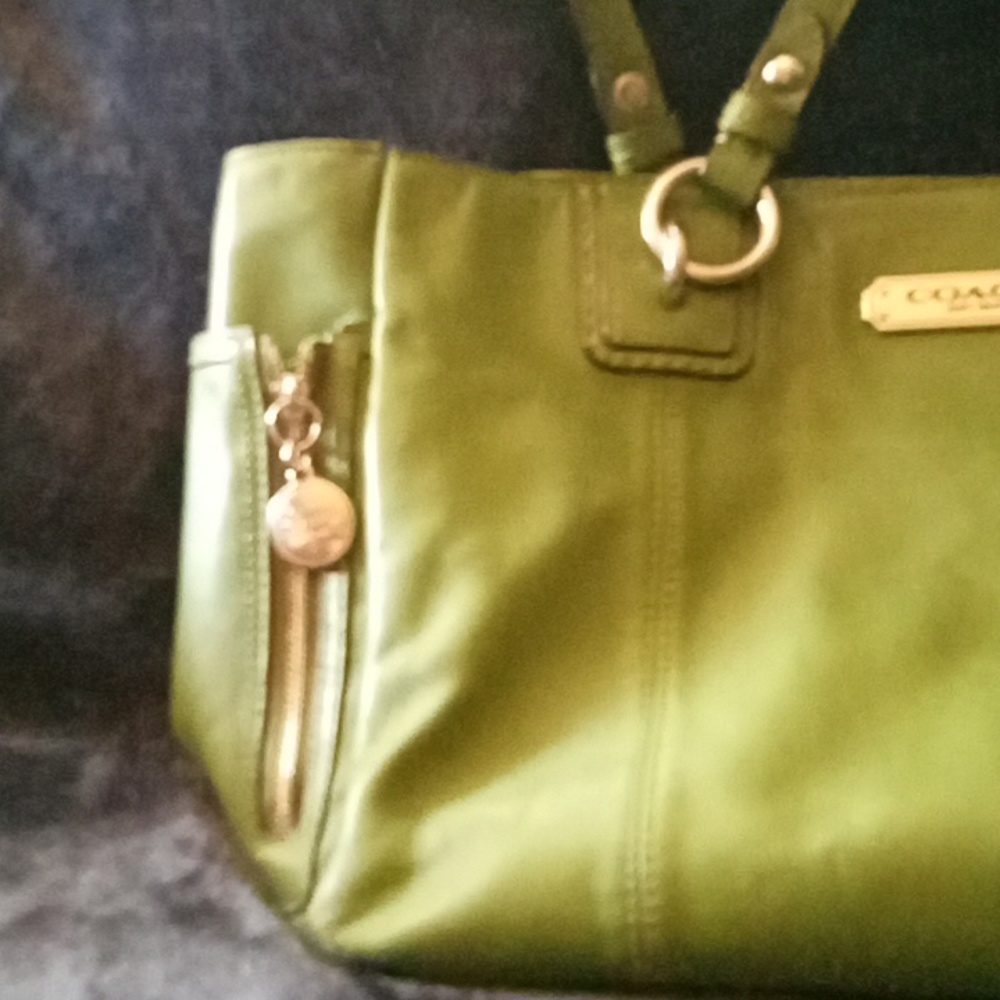 Coach handbag green only carried a few times vintage in wonderful condition.